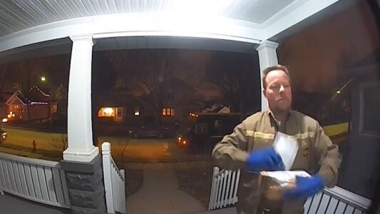 “No puedes ni hablar el idioma”: repartidor de UPS vocifera expresiones racistas cuando negó a entregar un paquete a un latino